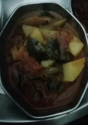 A picture of Aloo baingan.