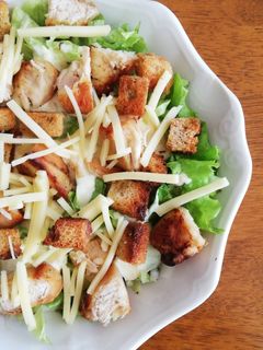 Una foto de Ensalada César con pollo