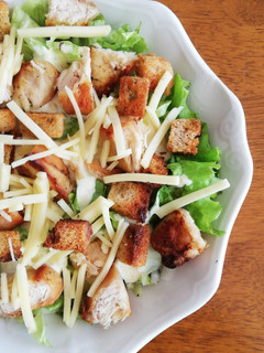 Una foto de Ensalada César con pollo