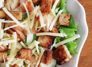 Una foto de Ensalada César con pollo