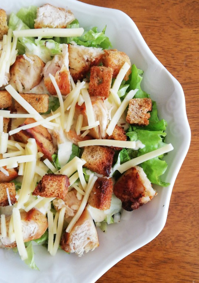 Una foto de Ensalada César con pollo