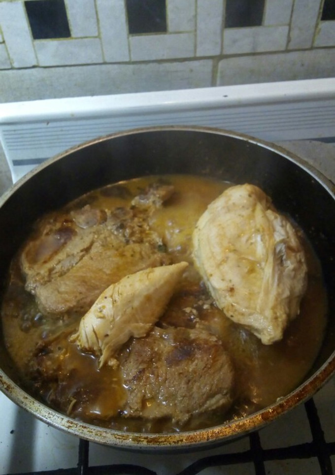 Una foto de Carne rellena de verduras y pollo todo al vino tinto