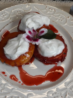 Una foto de Ciruelas caramelizadas al oporto