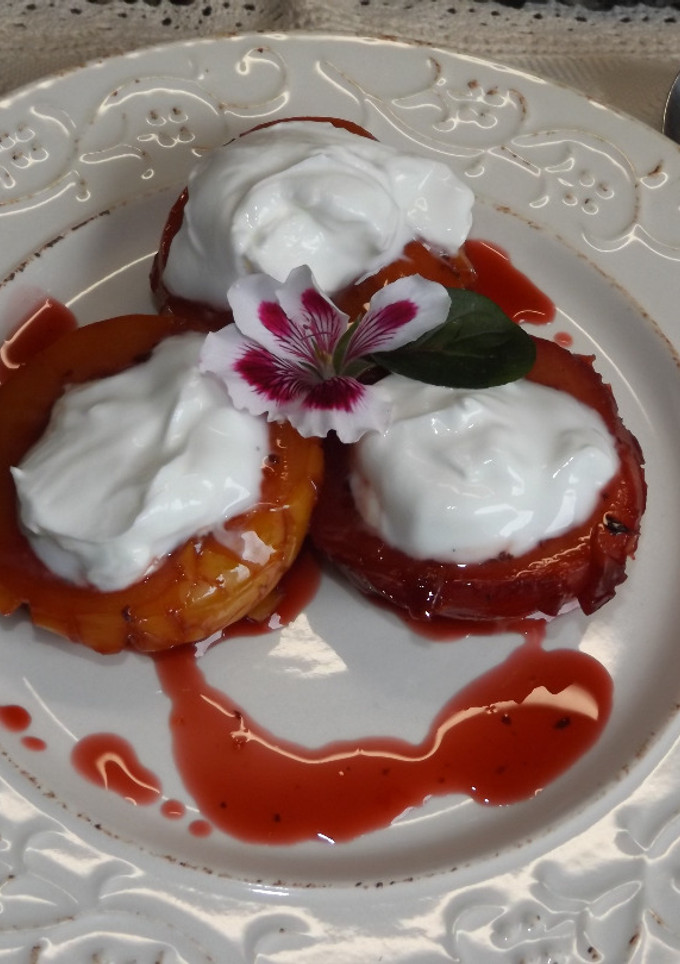 Una foto de Ciruelas caramelizadas al oporto