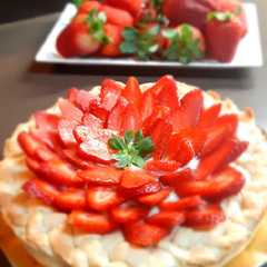 Foto di Crostata di fragole con crema alle mandorle