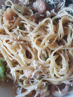 Una foto de Espaguetis marineros con verduras