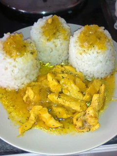 Una foto de Pollo con curry y especias con arroz