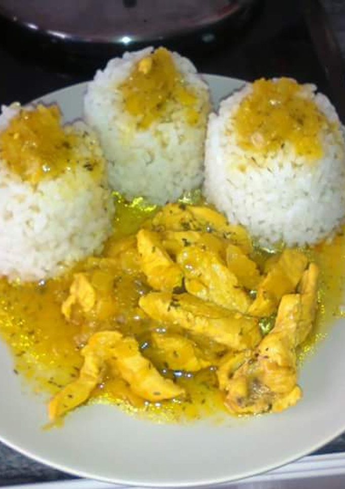 Una foto de Pollo con curry y especias con arroz