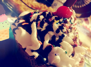 Una foto de Hueraz "Helado Frito" Fried Ice Cream ♡