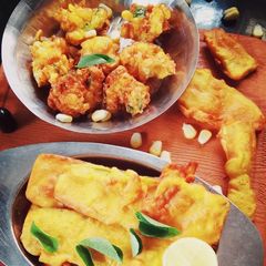A picture of Two type crispy pakoda.