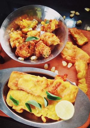 A picture of Two type crispy pakoda.