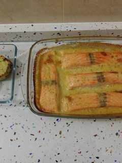 Una foto de Salmón con salsa de eneldo y tartaletas de patatas y brocolis