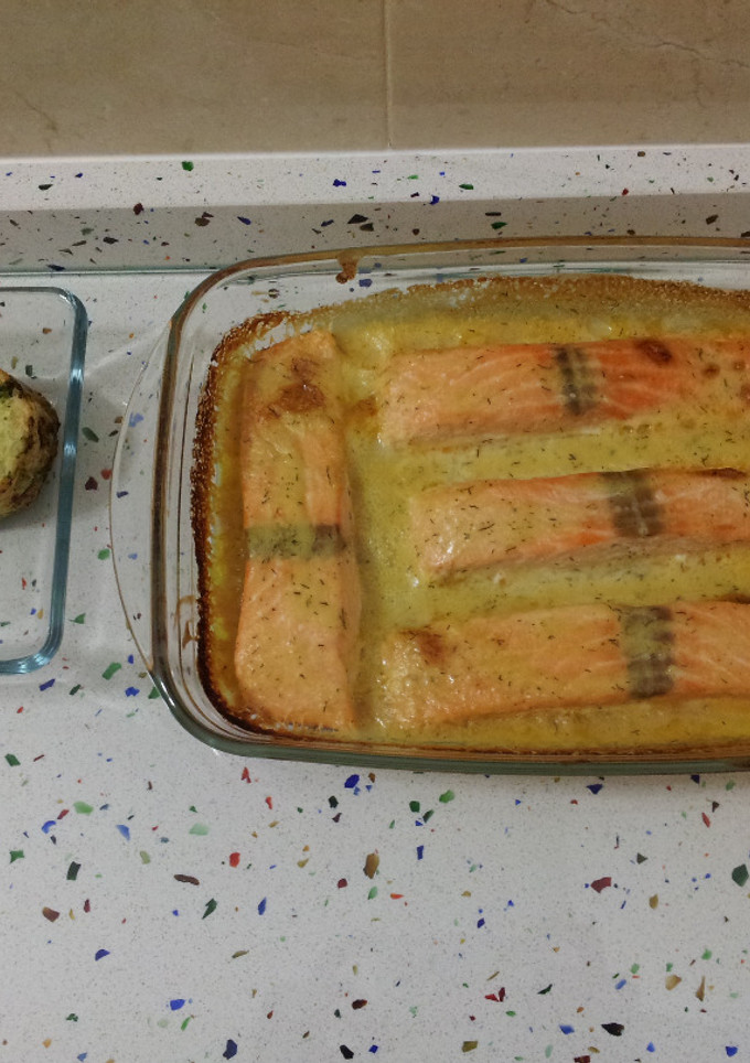 Una foto de Salmón con salsa de eneldo y tartaletas de patatas y brocolis