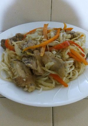 Una foto de Pollo con vegetales al curry
