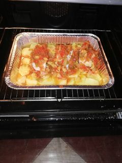 Una foto de Bacalao sobre cama de patatas y pisto