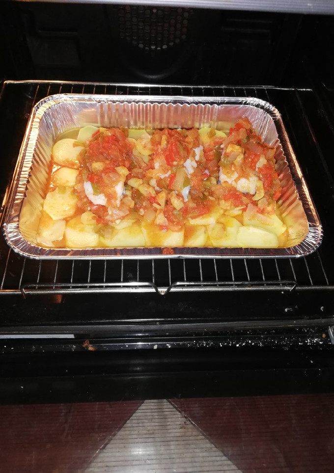 Una foto de Bacalao sobre cama de patatas y pisto