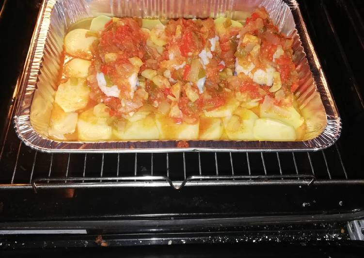Bacalao sobre cama de patatas y edredón de pisto