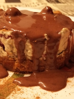 Una foto de Pastelito de fresas con glaseado de menta, galletas al café y salsa de chocolate