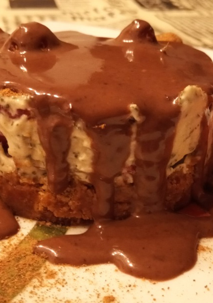Una foto de Pastelito de fresas con glaseado de menta, galletas al café y salsa de chocolate