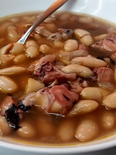 Una foto de Fabas con pulpo