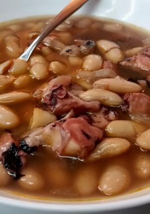 Una foto de Fabas con pulpo