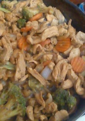 Una foto de Pollo con verduras