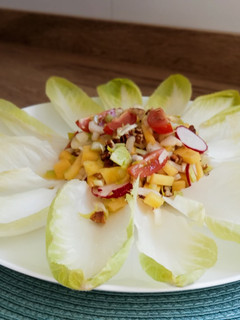 Una foto de Ensalada de endivia y mango