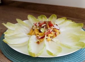 Una foto de Ensalada de endivia y mango