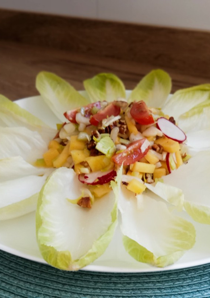 Una foto de Ensalada de endivia y mango