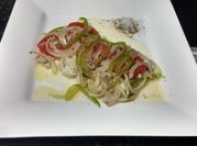 Una foto de filete de pescado en tomatillo
