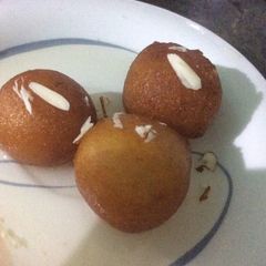 A picture of Gulab jamun.