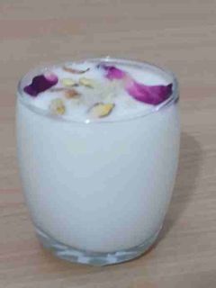 સ્વીટ લસ્સી (Sweet Lassi Recipe In Gujarati) રેસીપી મુખ્ય ફોટો