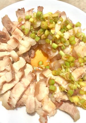 Hình của món Thịt heo luộc lắc sả tắc và canh bí đao.