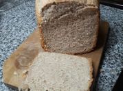 Una foto de pan integral en maquina de pan