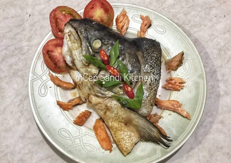 Bumbu Menyiapkan Kepala Ikan Salmon Panggang yang sempurna