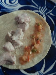 Una foto de Taquitos de pierna de cerdo al tequila con salsa quebrada de habanero