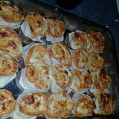 A picture of Canastitas de pollo al tomate y queso.