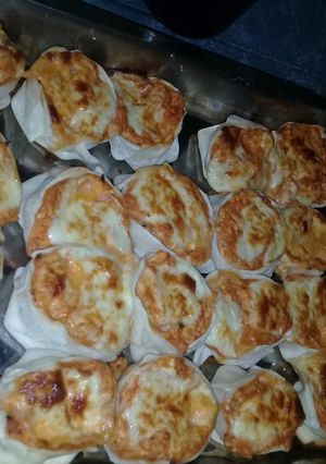 Una foto de Canastitas de pollo al tomate y queso