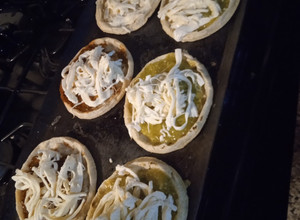 Una foto de Picadas de salsa verde y roja