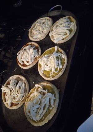 Una foto de Picadas de salsa verde y roja