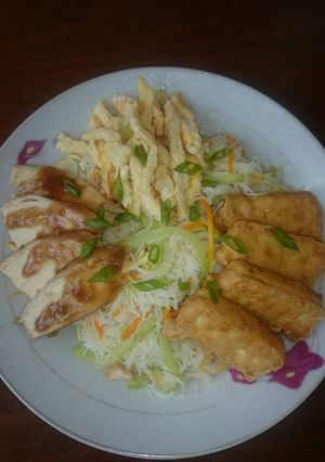Hình của món Bún xào gà ram ngũ vị.
