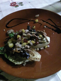 Una foto de Cogollos a la plancha con pico de gallo y anchoas