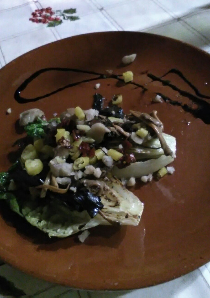 Una foto de Cogollos a la plancha con pico de gallo y anchoas