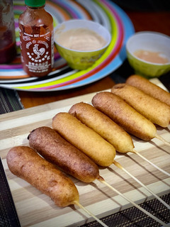 Una foto de Banderillas de salchicha o corndogs