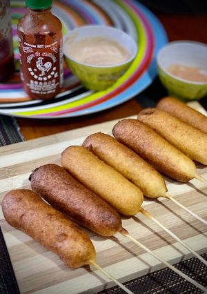 Una foto de Banderillas de salchicha o corndogs