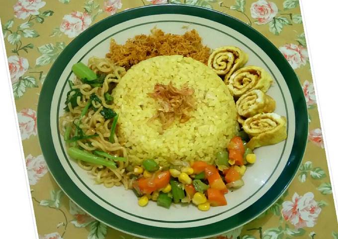 Resep Nasi kuning rice cooker  oleh Dhewi Susanti Cookpad