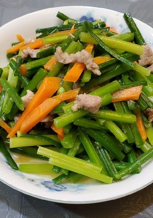 肉絲炒韭菜花 的食譜成品照片