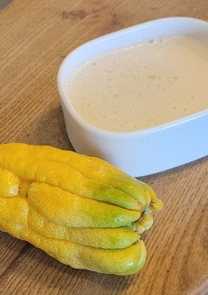 Une photo de Comme une panna cotta à la main de bouddha