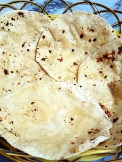 फुल्का रोटी (Fulka roti recipe in hindi) रेसिपी मुख्य फोटो
