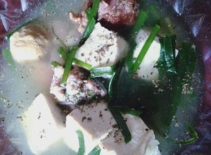 Hình của món Canh đậu hũ hẹ thịt sườn bò viên.